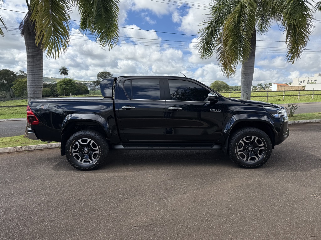 TOYOTA HILUX 2.8 D-4D TURBO DIESEL CD SRX 4X4 AUTOMÁTICO
