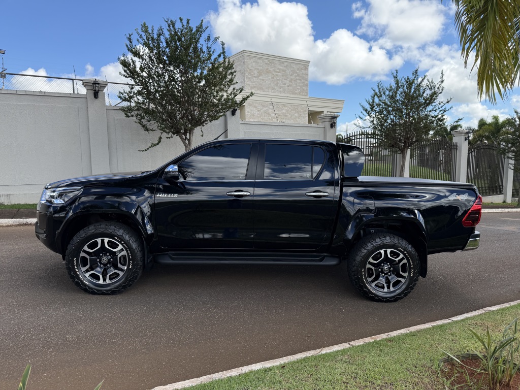 TOYOTA HILUX 2.8 D-4D TURBO DIESEL CD SRX 4X4 AUTOMÁTICO
