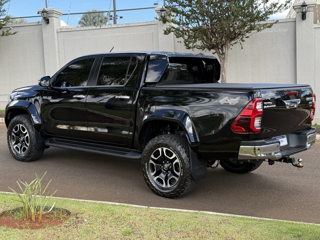 TOYOTA HILUX 2.8 D-4D TURBO DIESEL CD SRX 4X4 AUTOMÁTICO
