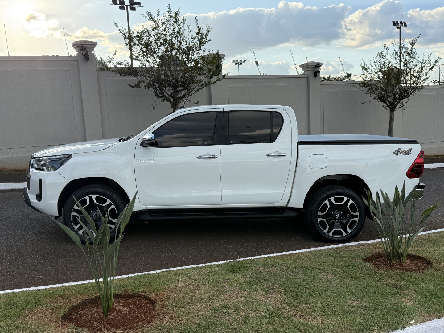 TOYOTA HILUX 2.8 D-4D TURBO DIESEL CD SRV 4X4 AUTOMÁTICO