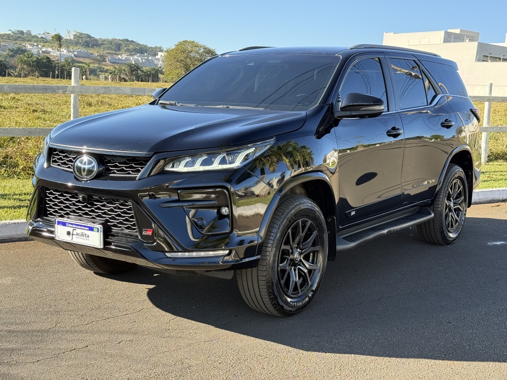 TOYOTA HILUX SW4 2.8 D-4D TURBO DIESEL GR-S 7L 4X4 AUTOMÁTICO