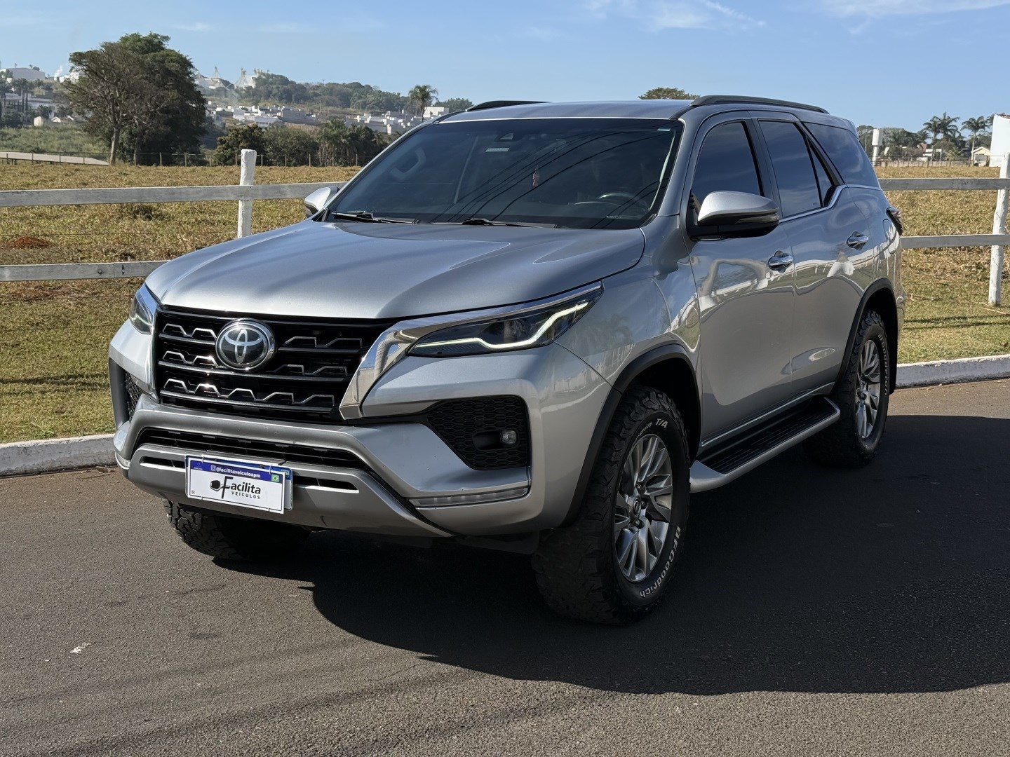 TOYOTA HILUX SW4 2.8 D-4D TURBO DIESEL SRX 7L 4X4 AUTOMÁTICO