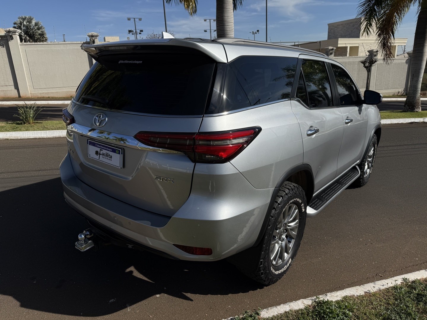TOYOTA HILUX SW4 2.8 D-4D TURBO DIESEL SRX 7L 4X4 AUTOMÁTICO