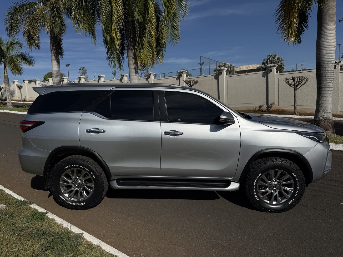 TOYOTA HILUX SW4 2.8 D-4D TURBO DIESEL SRX 7L 4X4 AUTOMÁTICO