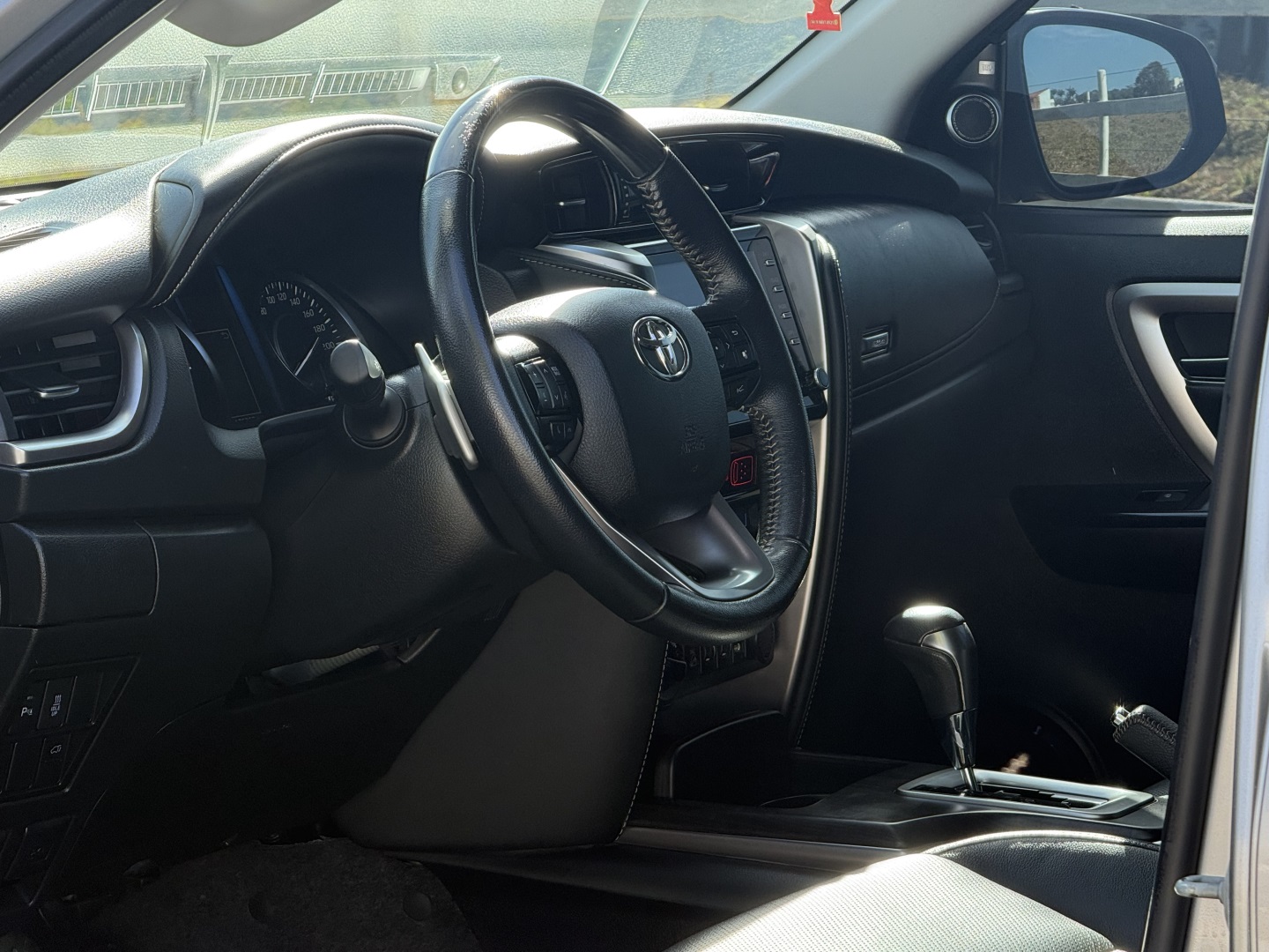 TOYOTA HILUX SW4 2.8 D-4D TURBO DIESEL SRX 7L 4X4 AUTOMÁTICO