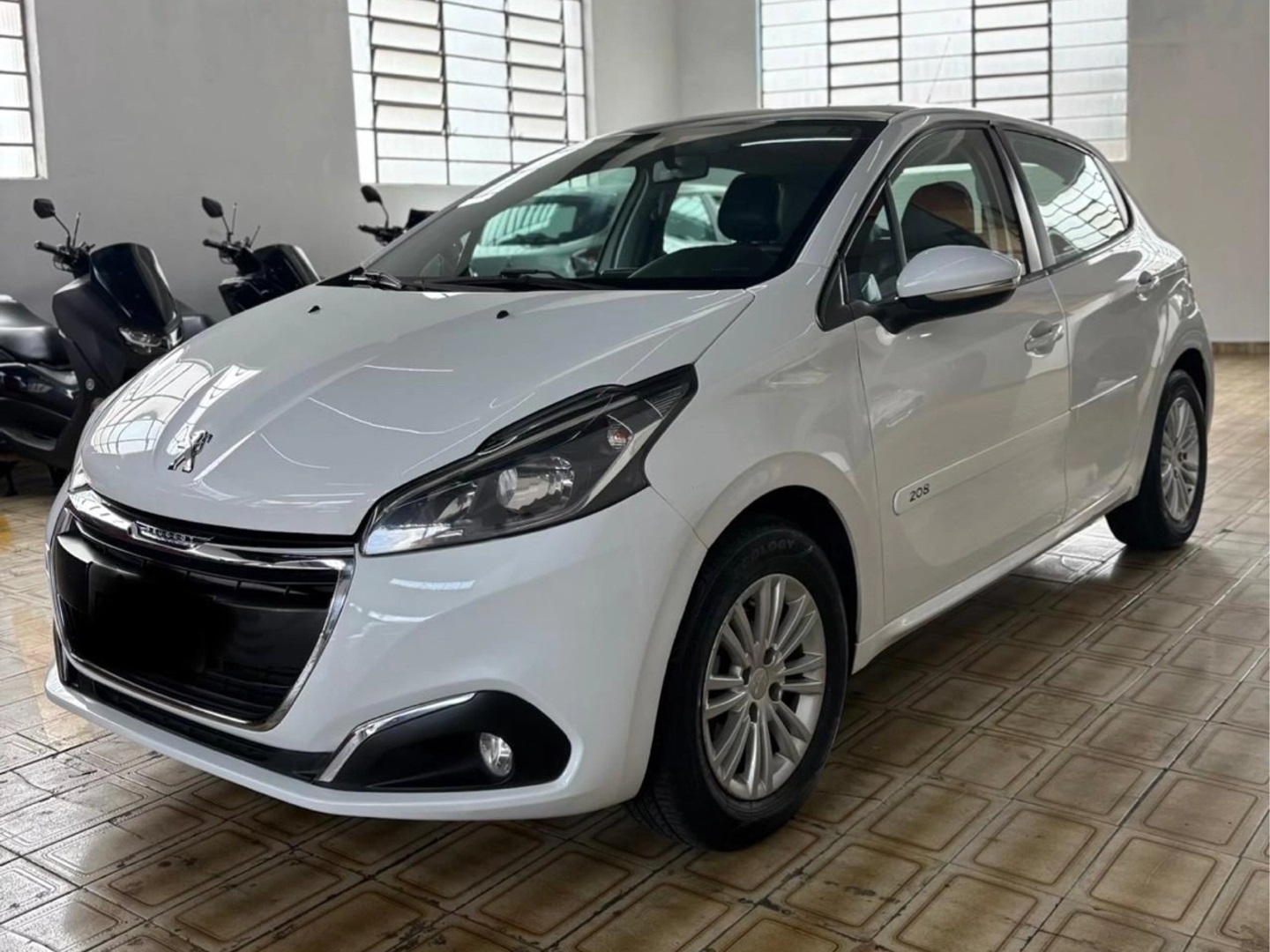 PEUGEOT 208