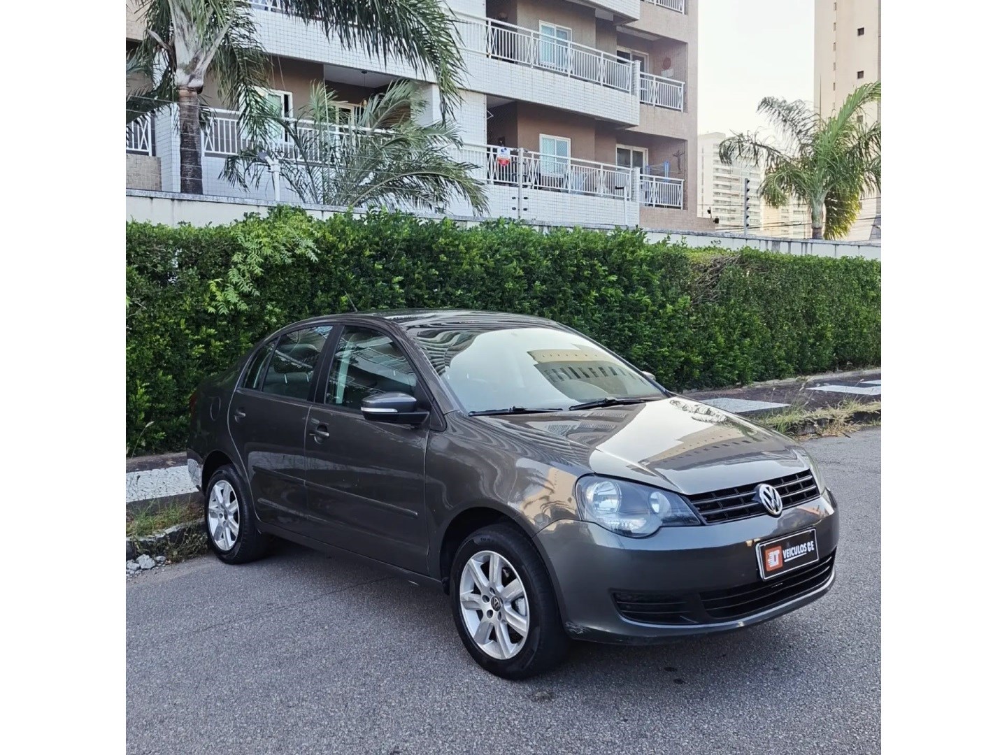 VOLKSWAGEN POLO SEDAN