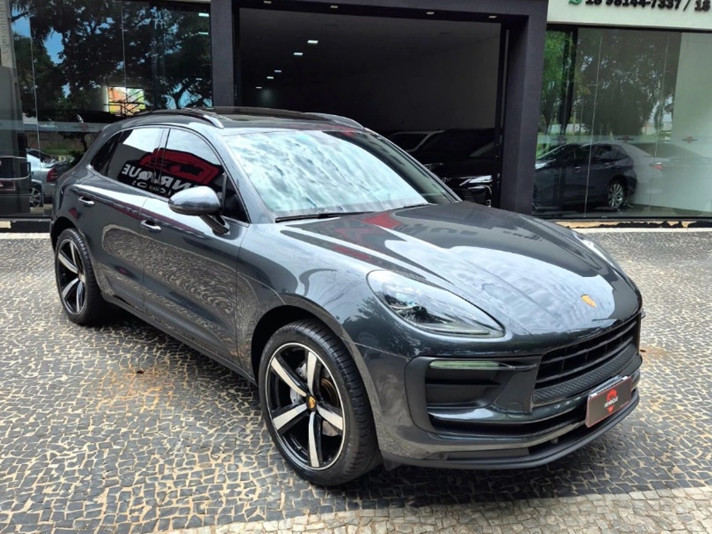 PORSCHE MACAN