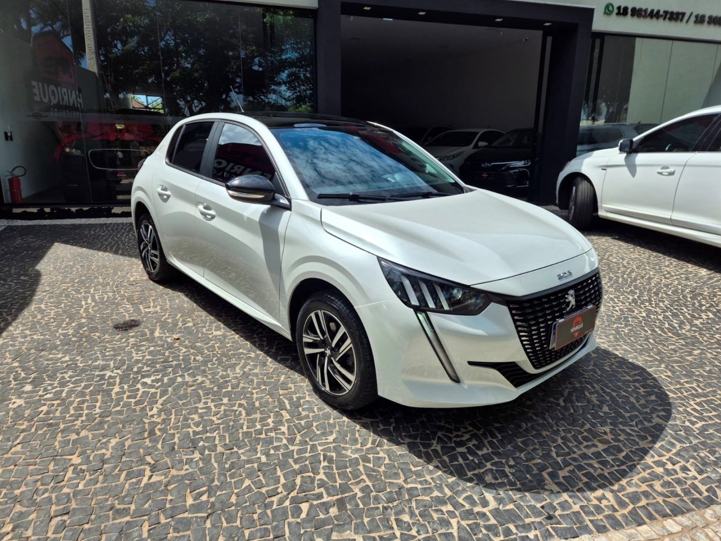 PEUGEOT 208