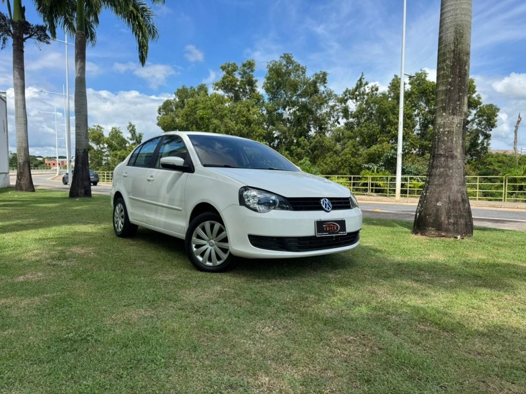 VOLKSWAGEN POLO SEDAN
