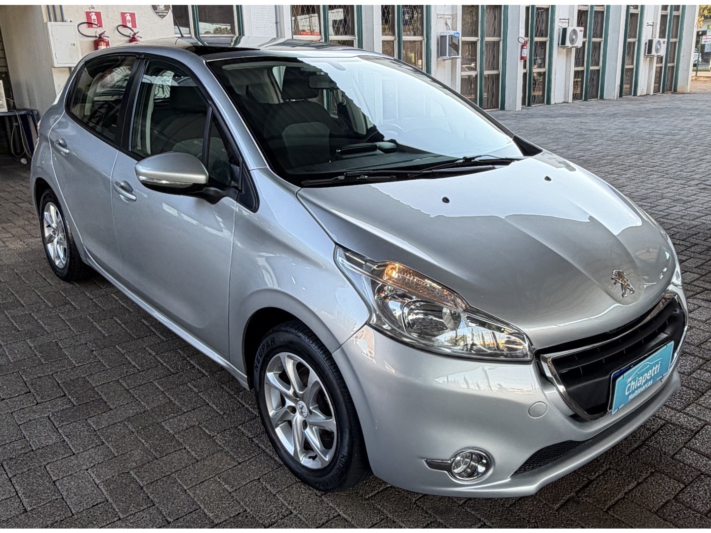 PEUGEOT 208