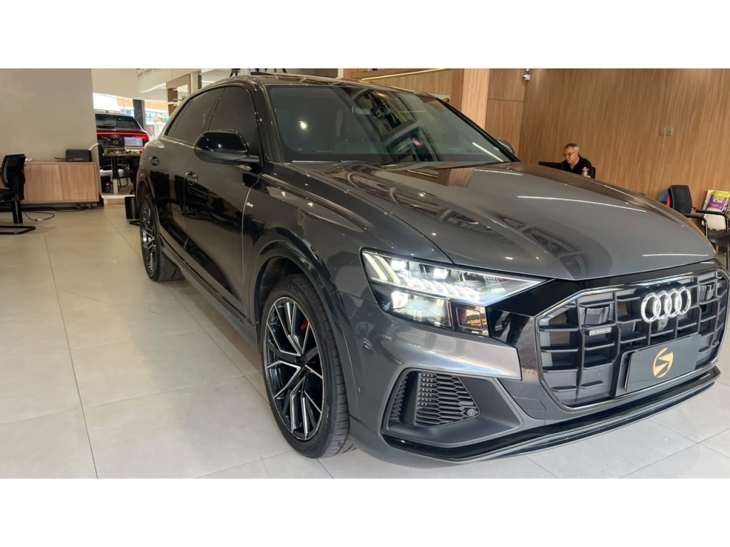 AUDI Q8