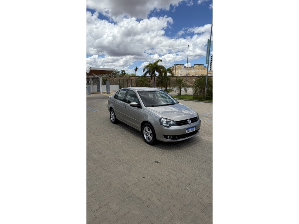 VOLKSWAGEN POLO SEDAN