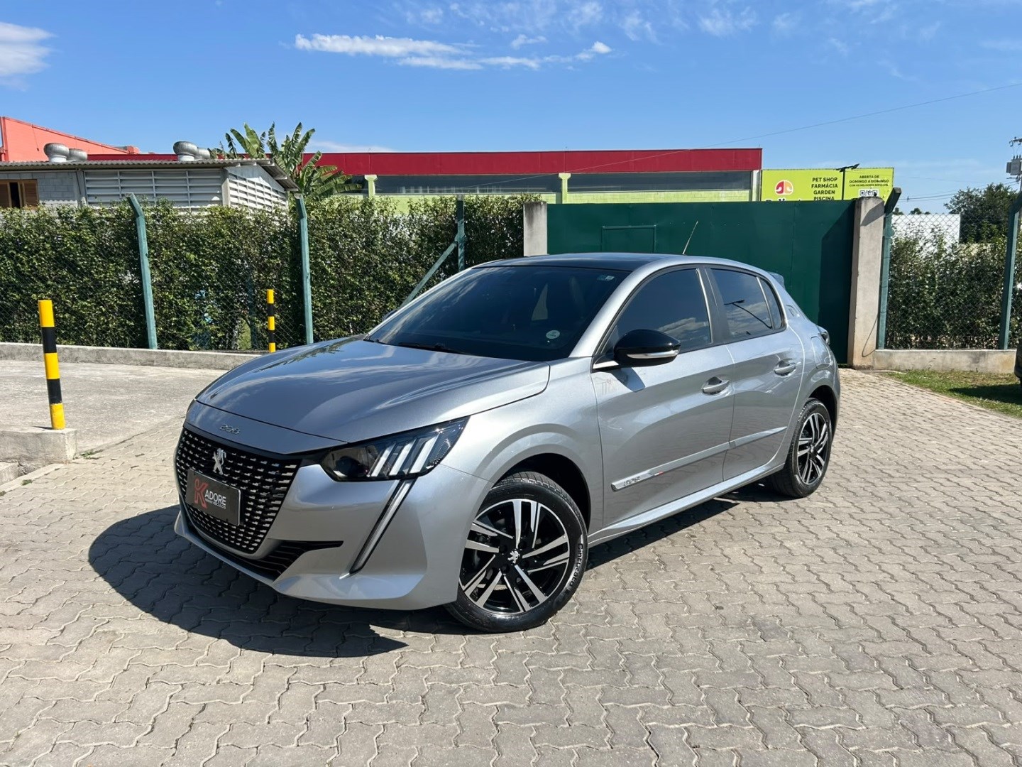 PEUGEOT 208