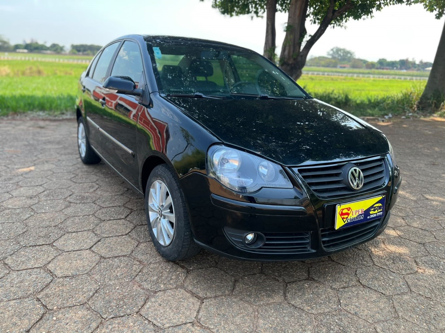 VOLKSWAGEN POLO SEDAN